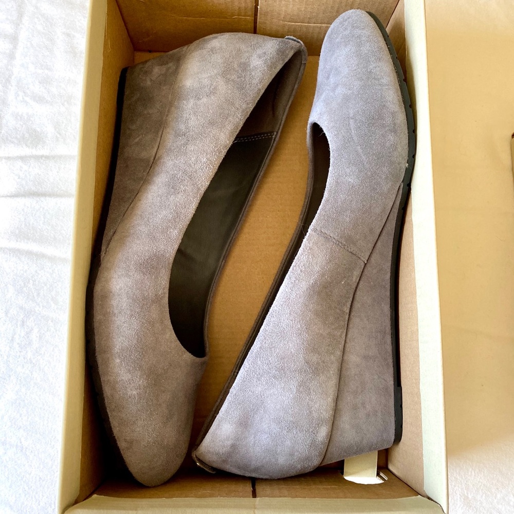 Clark’s Vendra Bloom Grey Suede heel